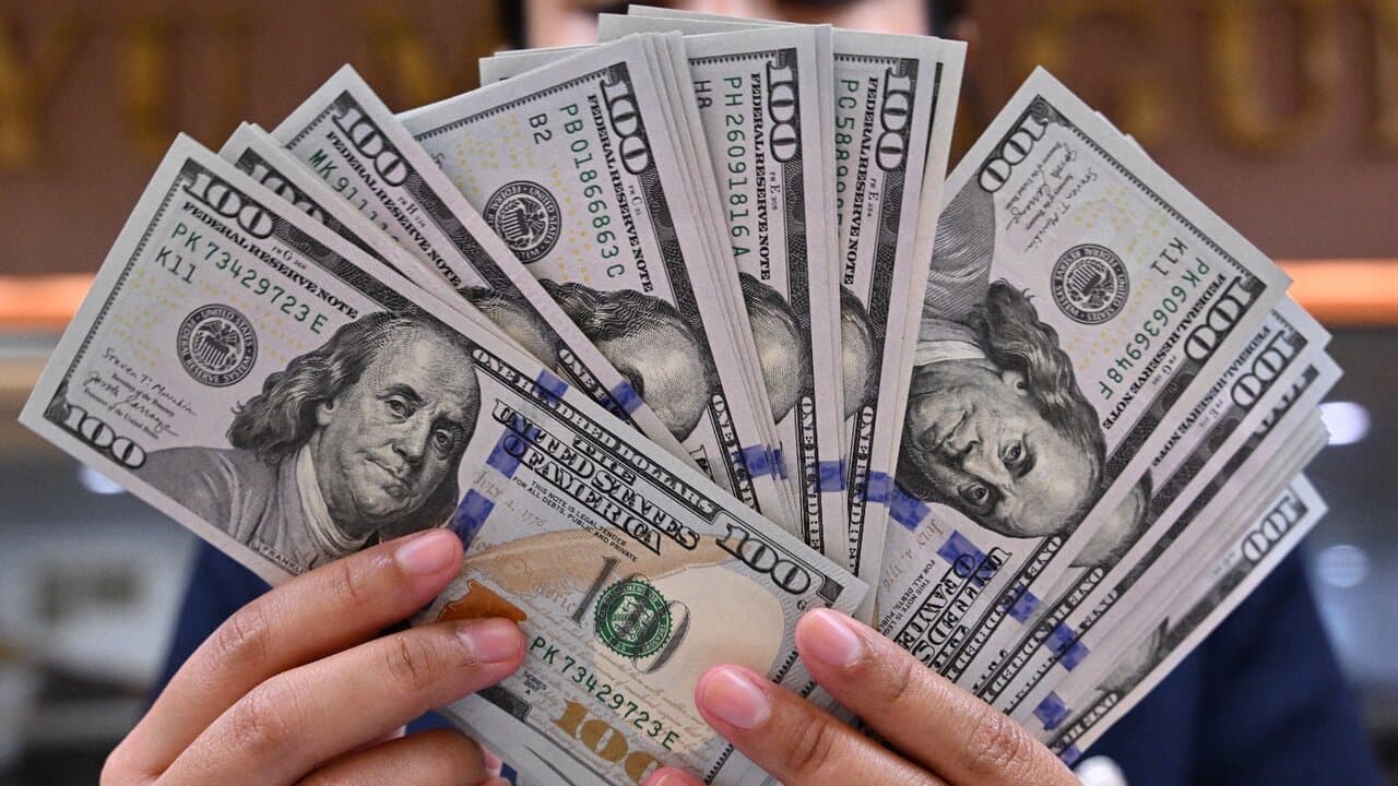 مشرعون إيرانيون ينتقدون سياسة البنك المركزي بتخصيص حصة 10 آلاف دولار