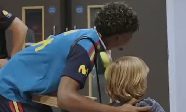 Un moment touchant : Lamine Yamal s'arrête pour une photo avec le fils de Declan Rice après un geste d'Anthony Gordon suite à la victoire de l'Espagne sur l'Angleterre à Wembley