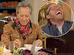 Los fans de Celebrity Traitors, histéricos ante las extrañas tácticas de distracción de Richard E Grant