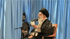 توضیح تصویر، مهم‌ترین تاکید وصیت‌نامه روح‌الله خمینی این بود که هیچ نقل قولی از او معتبر نیست مگر اینکه به خط و امضای او باشد یا در صدا و سیما پخش شده باشد؛ اما ساعاتی پس از خواندن وصیت‌نامه در مجلس خبرگان، علی خامنه‌ای بر مبنای روایتی شفاهی از هاشمی رفسنجانی رهبر شد