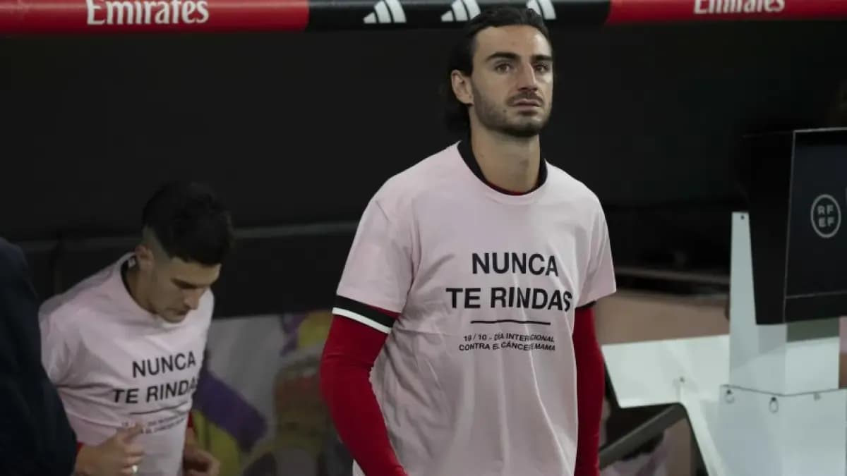Juan Iglesias antes de empezar el partido contra el Real Madrid en el Santiago BernabéuLALIGA