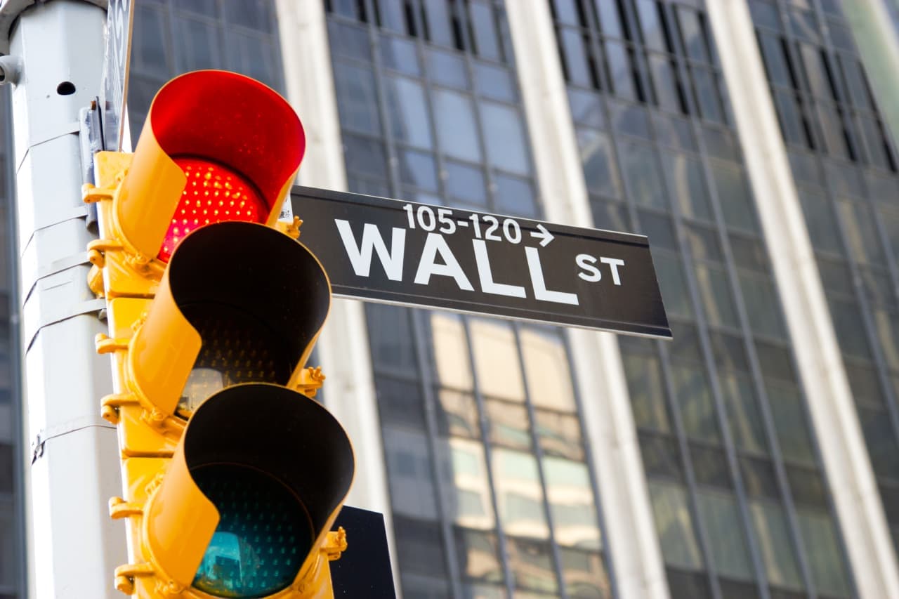 Analysts Warn Against Buying Tech Stock Dip Amid Technical Downturn Signals
