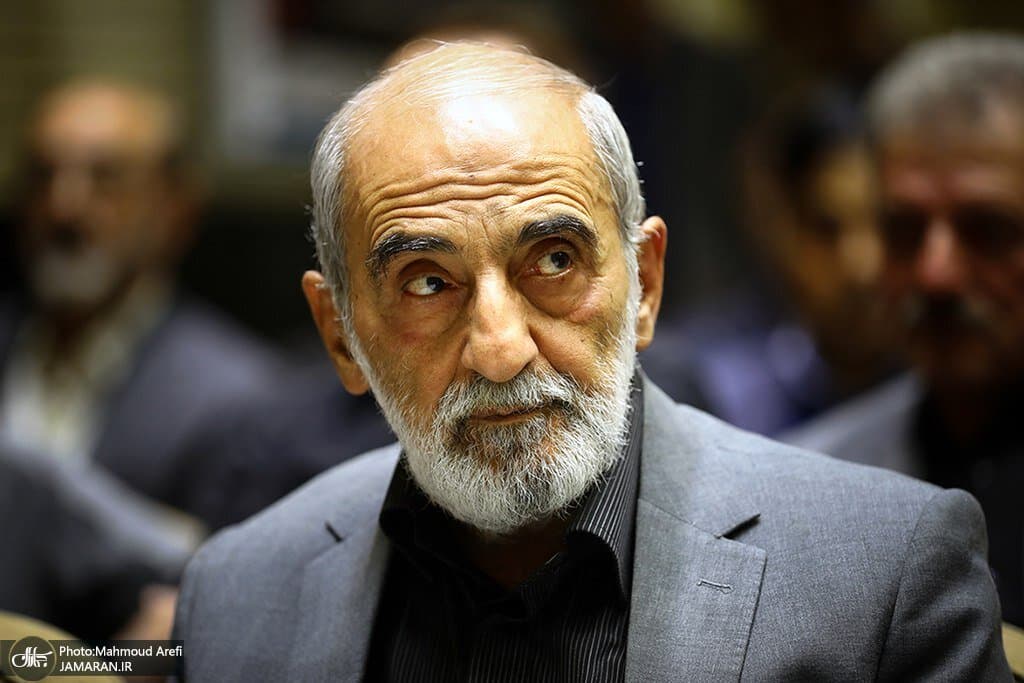 L'éditeur de Kayhan, Shariatmadari, critique l'inaction du Parlement iranien