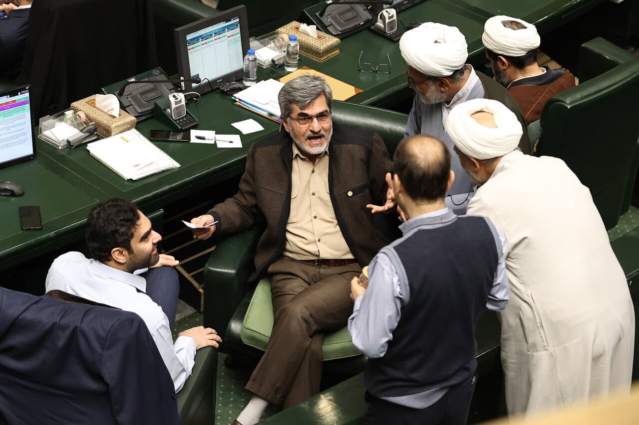 Un quotidien iranien critique le Parlement pour ses querelles intestines et sa négligence des crises économiques