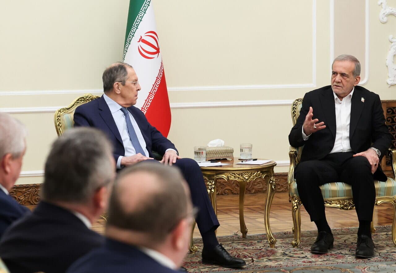 Le président iranien reçoit Sergueï Lavrov à Téhéran