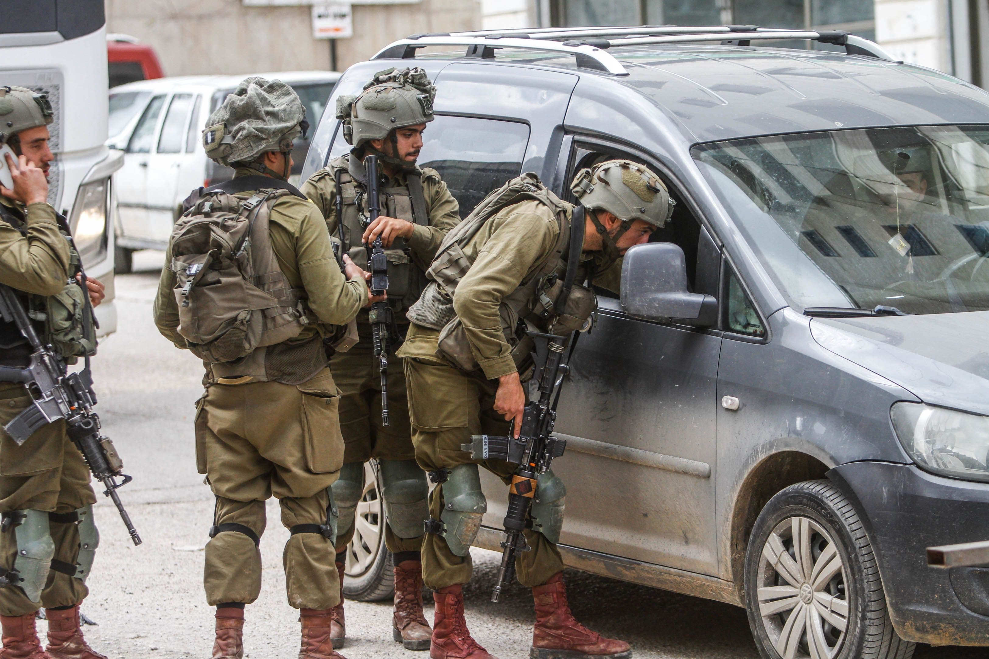 كيف تخنق نقاط التفتيش الإسرائيلية الحياة الفلسطينية في الضفة الغربية المحتلة