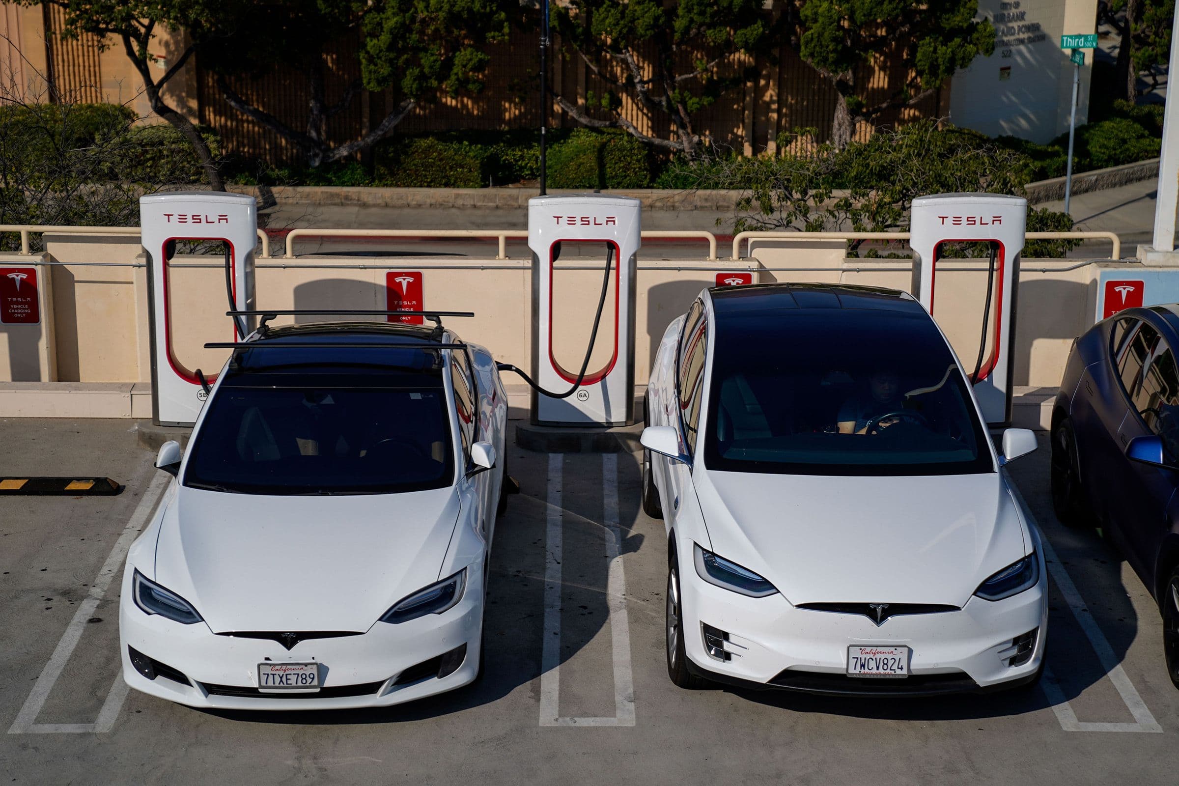 Tesla renomme son système de conduite en Europe avant un vote réglementaire