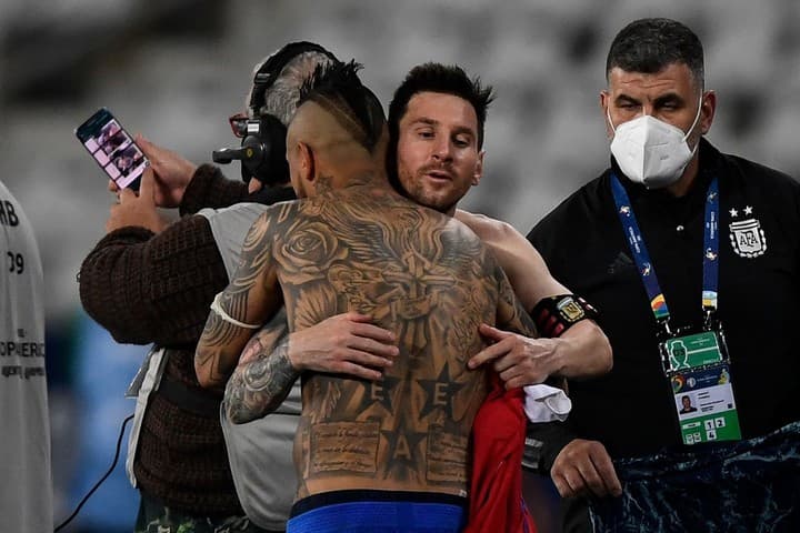 أرتورو فيدال يشيد بليونيل ميسي باعتباره «الأعظم في التاريخ» قبل الوداع