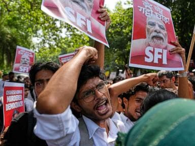 Des manifestants « Cafards » exigent la démission du chef des élections en Inde suite à des changements sur les listes électorales