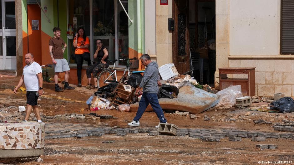 Las inundaciones en el sureste de España matan a una mujer de 102 años y dejan atrapadas a 90 personas