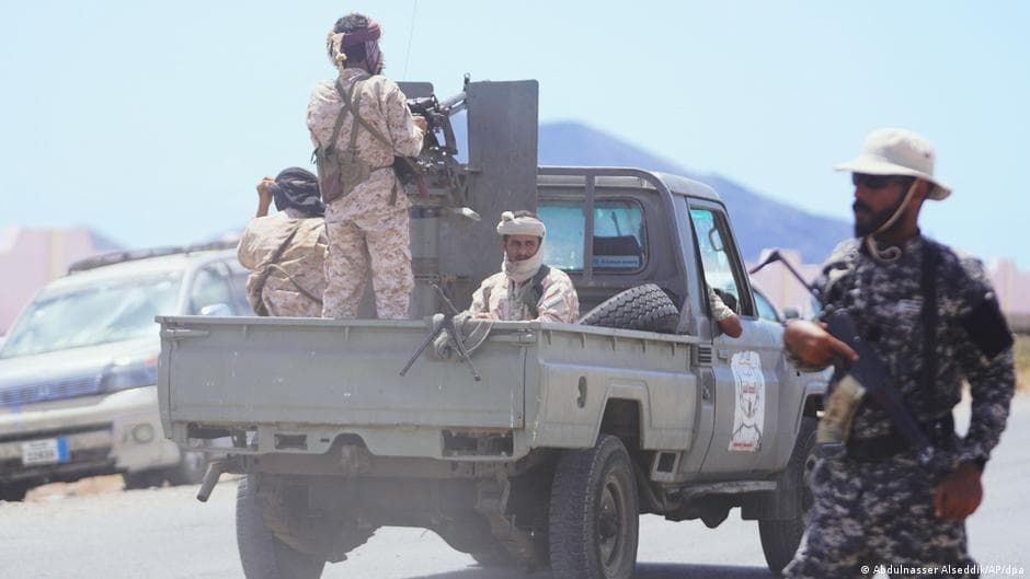 Los hutíes de Yemen lanzan ataques con misiles y drones contra Adén y aeropuertos saudíes
