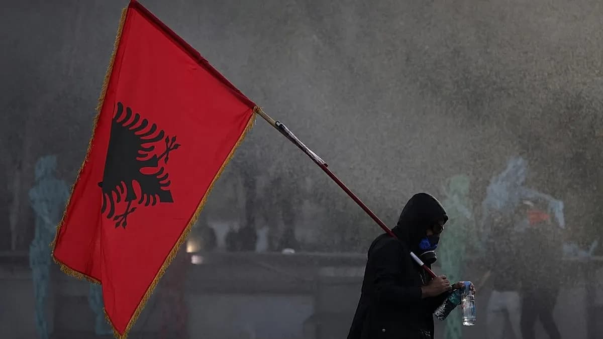 رئيس وزراء ألبانيا يتهم أطرافاً خارجية بتأجيج الاحتجاجات