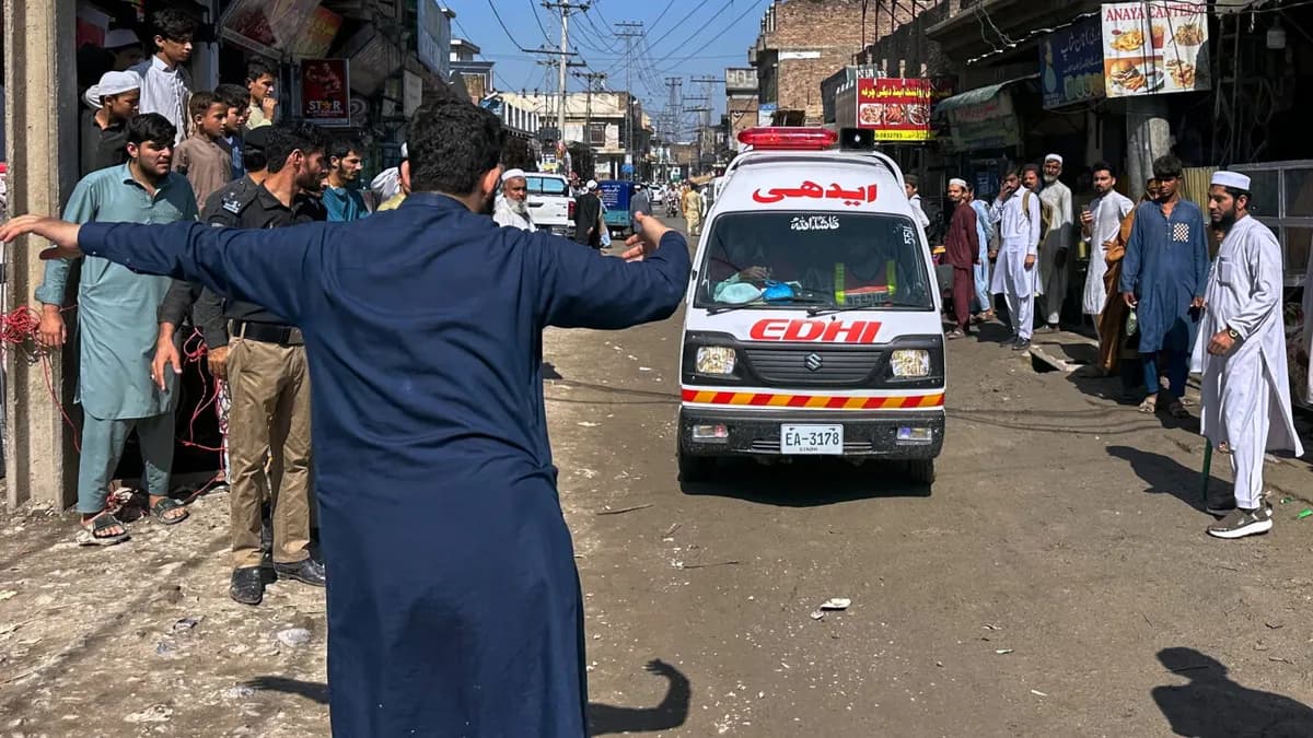 El colapso del techo de una escuela en Peshawar deja 29 muertos