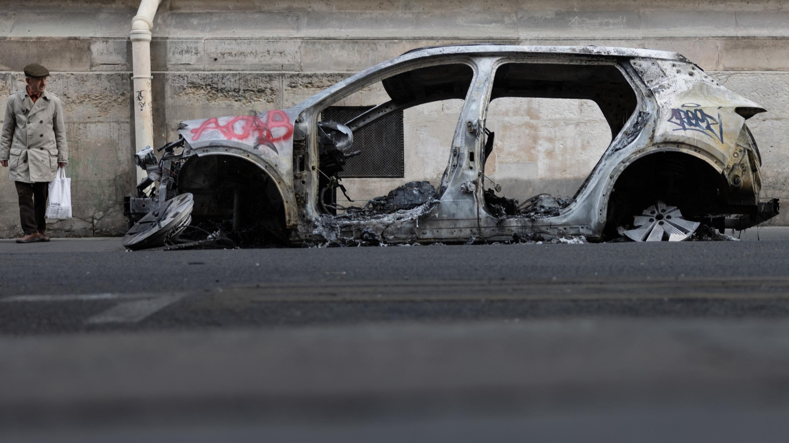 Une voiture brûlée en marge des manifestations contre le coût de la vie le 17 octobre 2026 à Paris.
JOEL SAGET / AFP