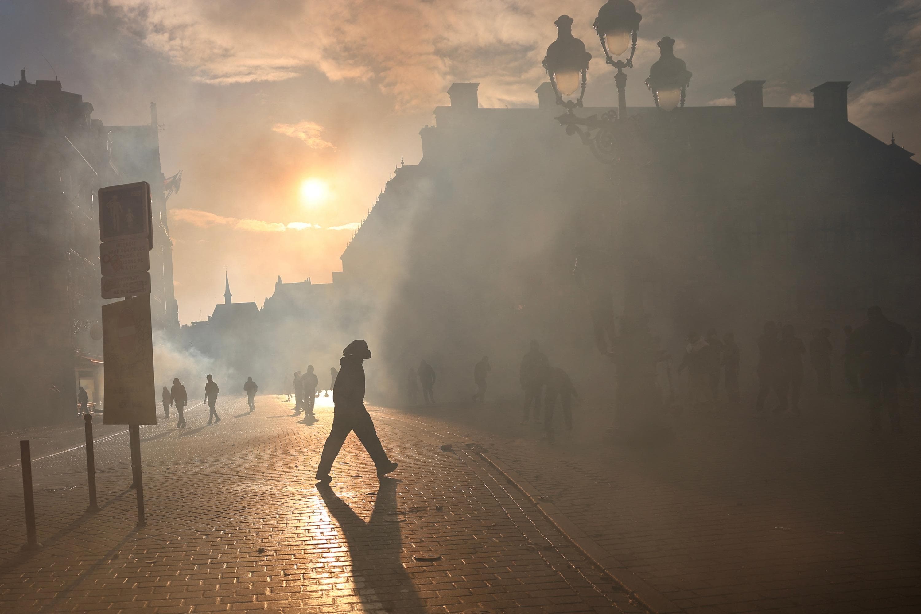 Un manifestant le 17 octobre 2026 à Lille.
SAMEER AL-DOUMY / AFP