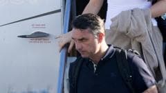 Figure caption, Watch: Bolsonaro shielded from media by umbrellas at Florida airport