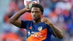 Image caption, Tyrell Malacia underwent two major knee operations during his time at United