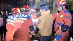 Image caption, Firefighters are seen helping residents injured by the quake in Baqên, Tibet.