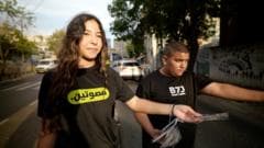 توضیح تصویر، دانشآموزان در ناصره در حال توزیع بروشورهایی هستند که عربهای اسرائیل را به شرکت در انتخابات هفته آینده تشویق میکند