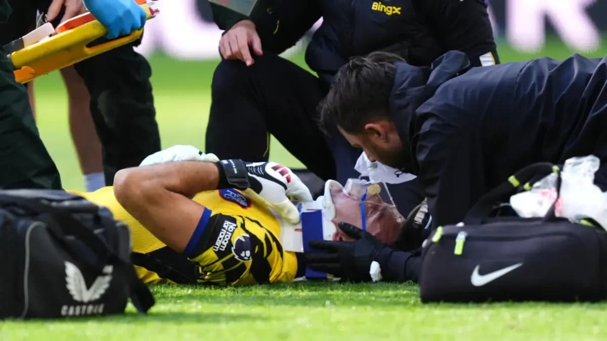 Dibu Martínez, atendido sobre el césped del Hill Dickinson Stadium de LiverpoolAP
