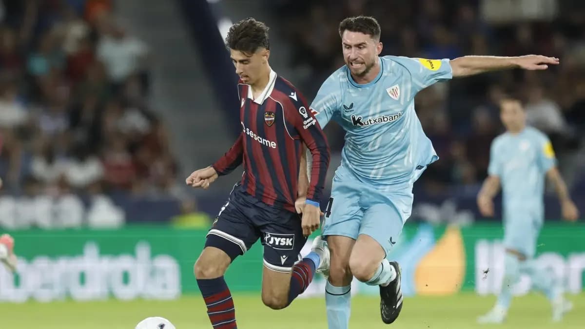 El agarrón a Requena le costó la expulsión a Laporte durante el último Levante-AthleticKai Forsterling / EFE