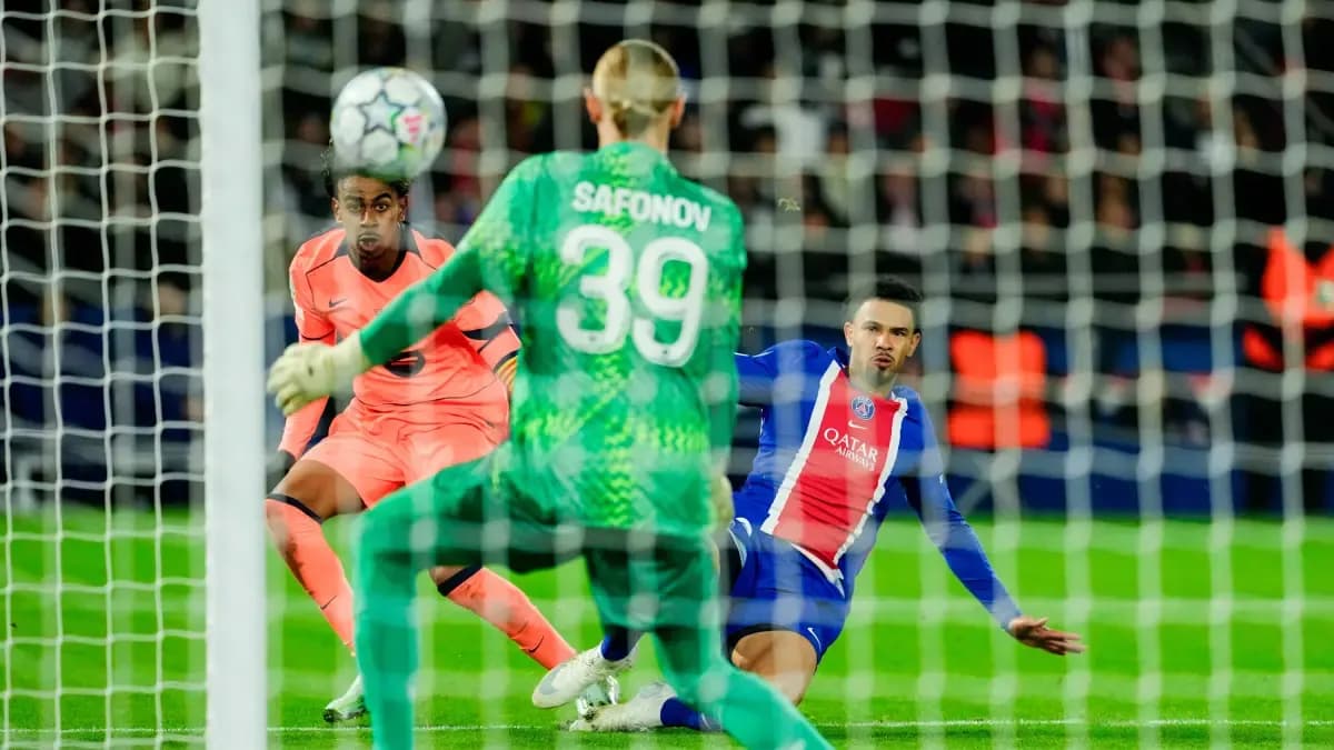 Lamine Yamalm, en el momento de marcar el gol que suponía el 2-2 tras marcharse de Zaire-Emery y superar a SafonovlPere Punti / Propias