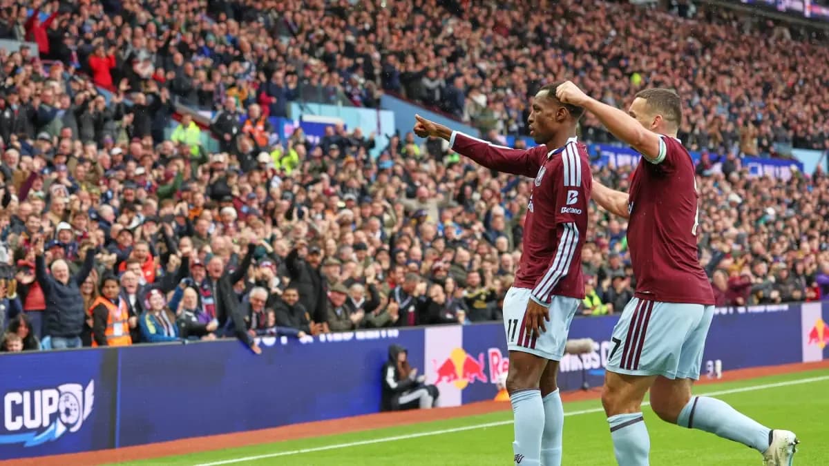 Nicolas Jackson celebra con John McGinn uno de sus dos goles en el Aston Villa-Manchester City (2-1)Morgan Harlow / Ap-LaPresse