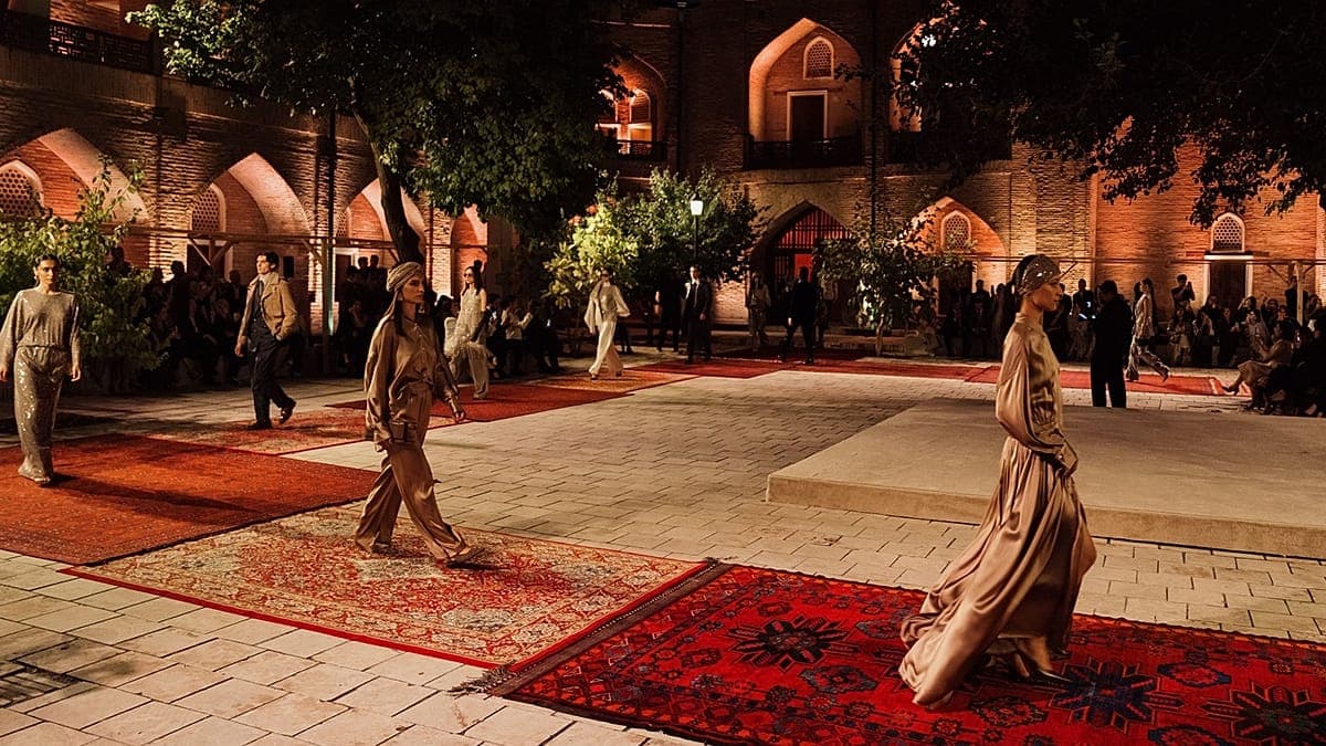 برونلو کوچینلی از مجموعه پاییز و زمستان خود در مدرسه تاریخی تاشکند رونمایی کرد
