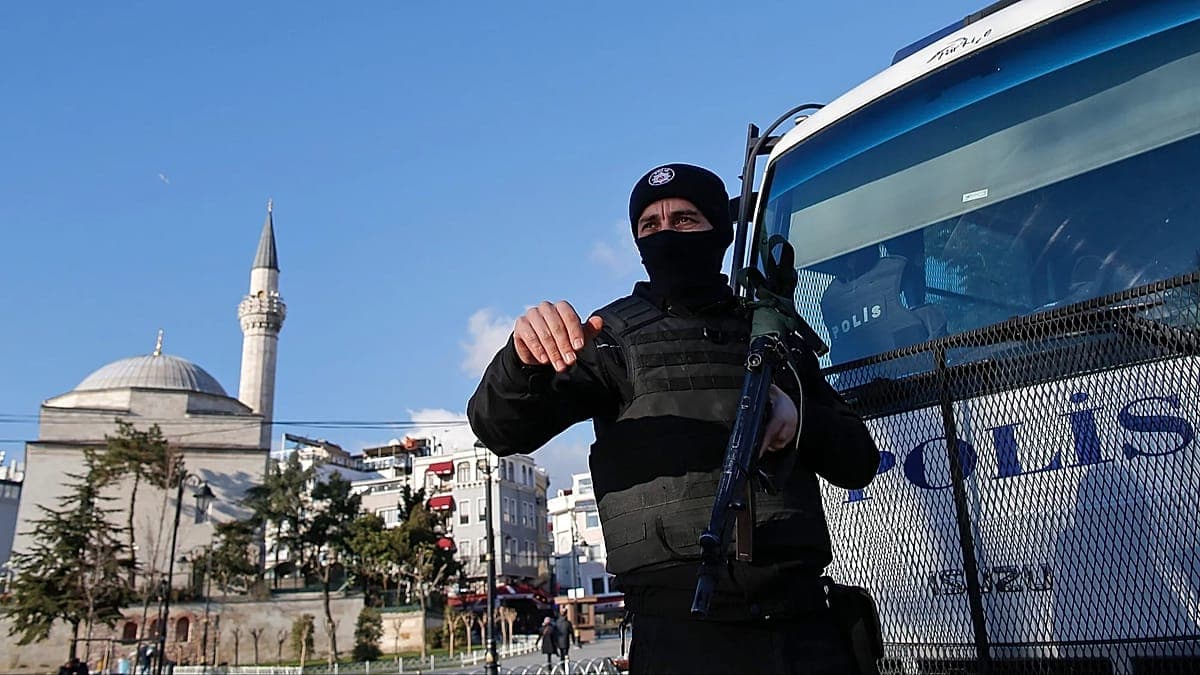 قتيل وثمانية جرحى في هجوم بسكين داخل مدرسة في إسطنبول
