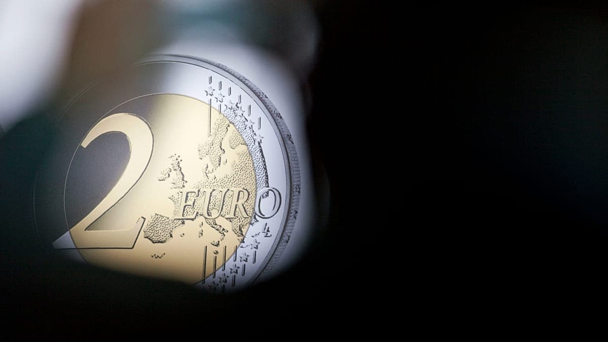 This commemorative coin, designed by Roger Bernard Baron, is valued by experts at over 3,000 euros.
https://zwei-euro.com/