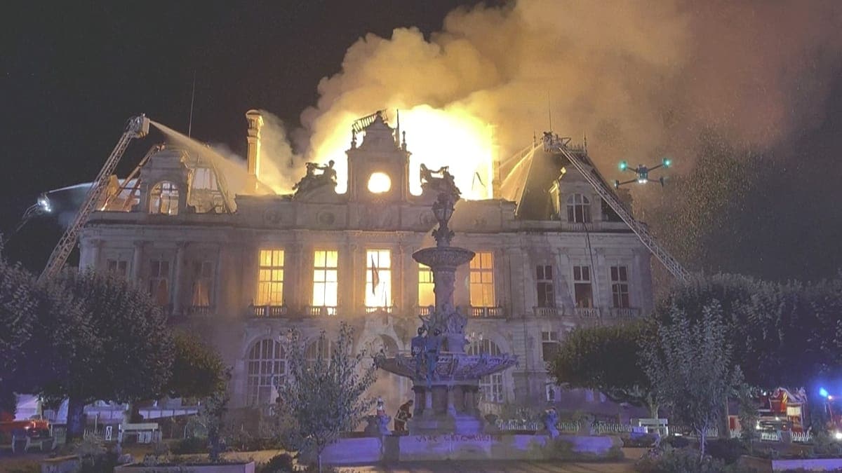 Historisches Rathaus von Limoges bei gewaltsamen Protesten in Frankreich zerstört