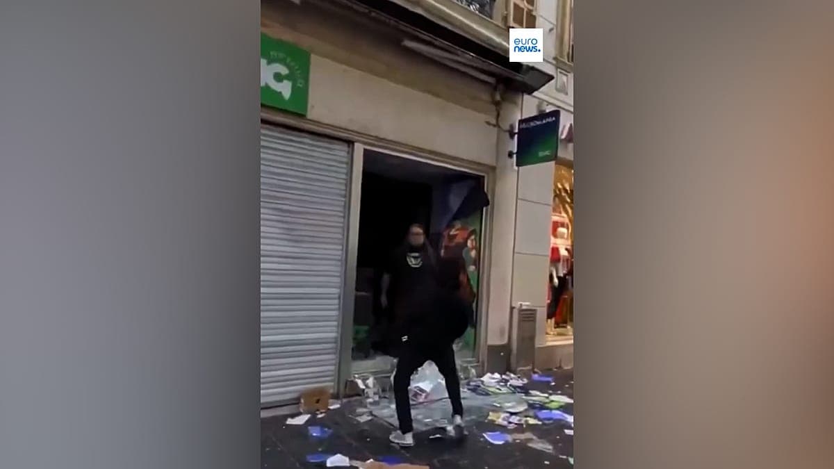 مغازهداران فرانسوی در میان ناآرامیهای گسترده با غارتگران نقابدار مقابله کردند