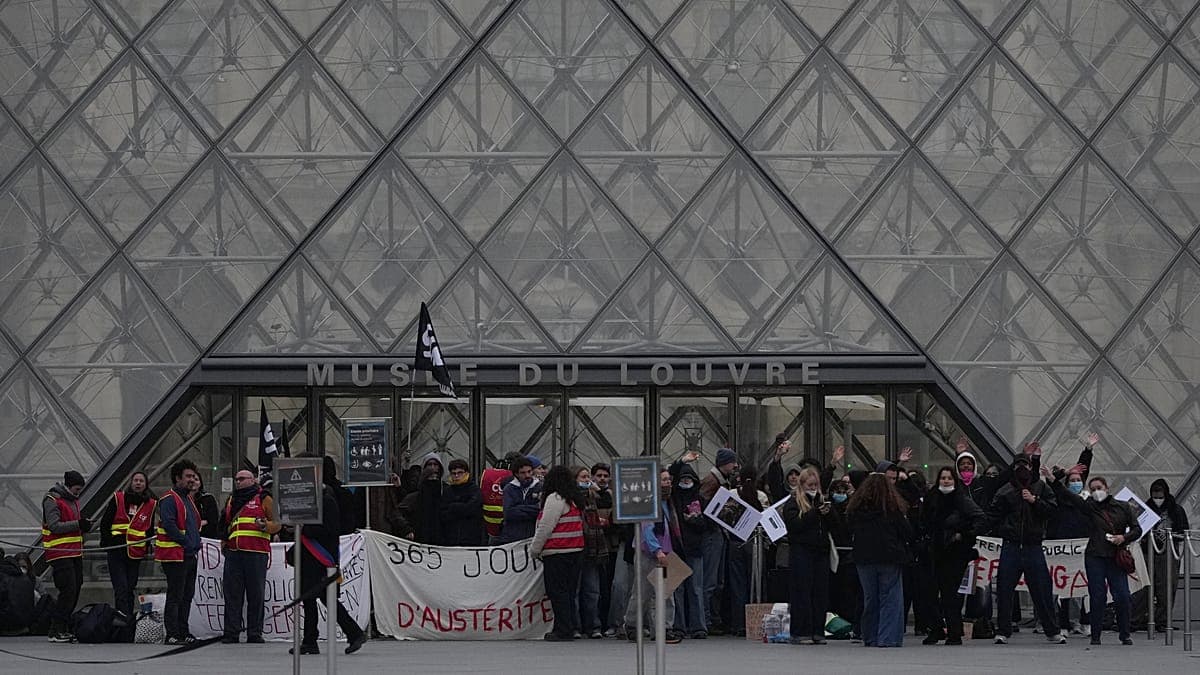 Protestierende blockieren Eingänge des Louvre in Paris