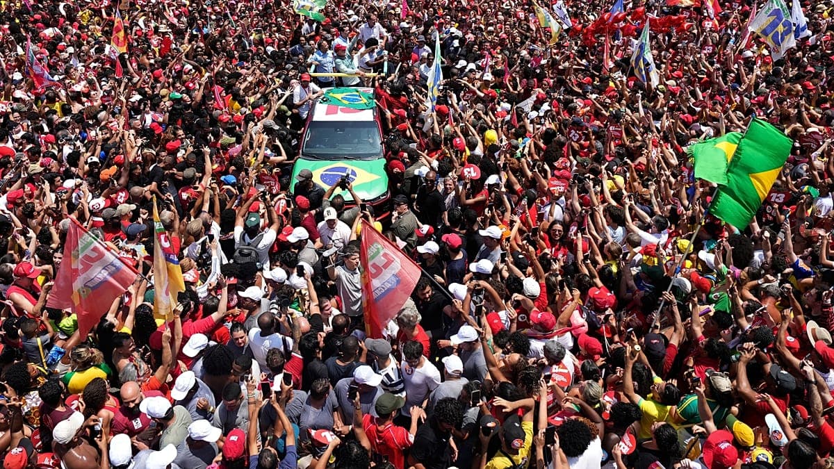Brazilian President Luiz Inacio Lula da Silva greets supporters during his final campaign rally in Rio de Janeiro, 24/10/2026
Copyright 2026 The Associated Press. All rights reserved