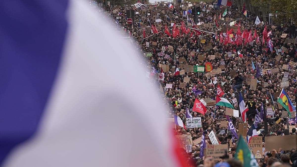 Massenproteste in Paris gegen Lebenshaltungskosten und Spritpreise