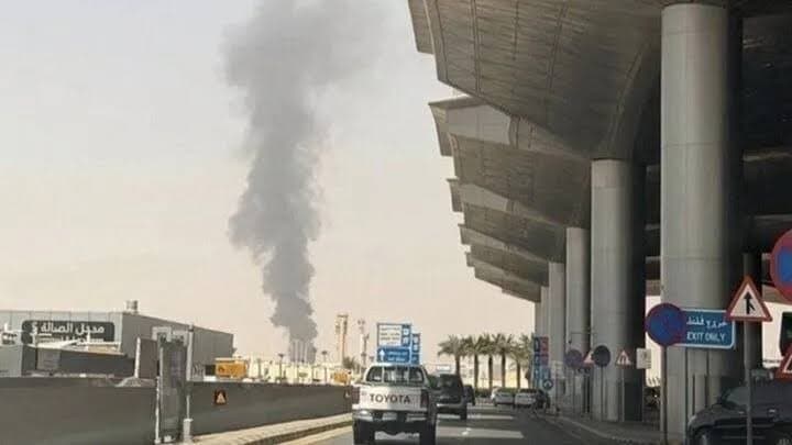 Yemen'den yapıldığı iddia edilen balistik füze saldırısı sonrası Riyad Uluslararası Havalimanı'nda yangın rapor edildi
