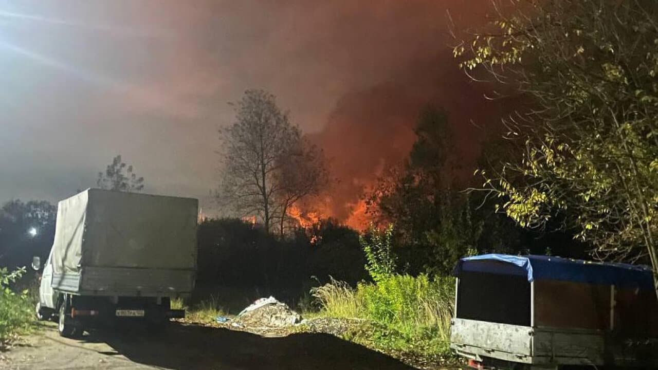 Gran incendio marítimo cerca de la ciudad turística rusa de Sochi