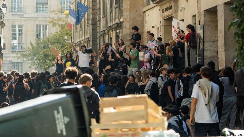 Französische Regierung kämpft mit Studentenprotesten inmitten massiver Sparmaßnahmen