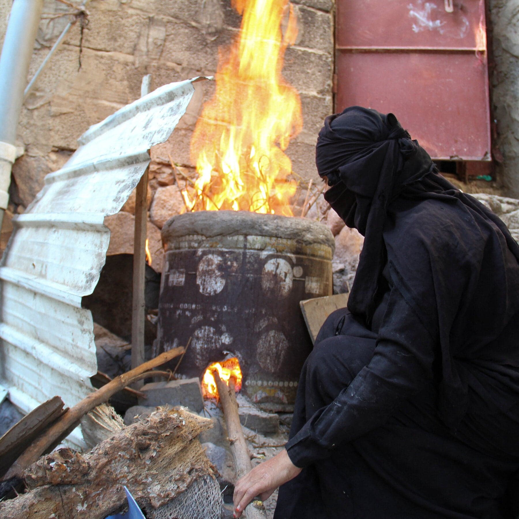 الحوثيون يفرضون حصاراً خانقاً على مدينة تعز اليمنية